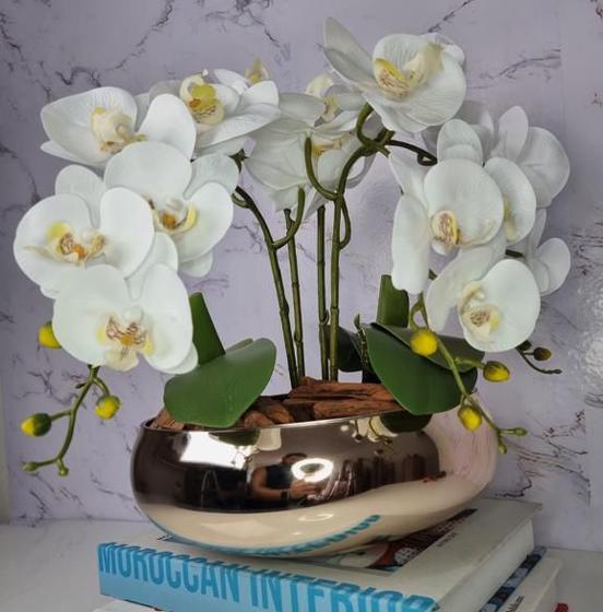 Imagem de Arranjo Com 4 Orquídeas Branco Vaso Dourado 28cm