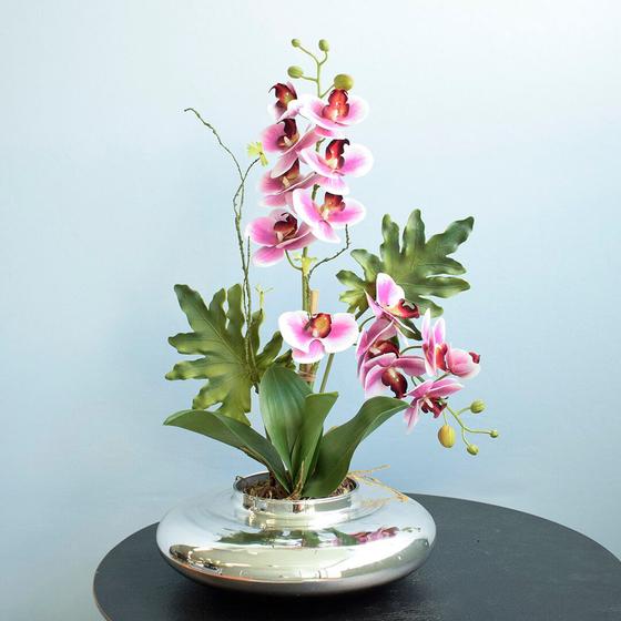 Imagem de Arranjo com Duas Orquídeas Rosas e Guaimbé no Vaso Prateado  Formosinha