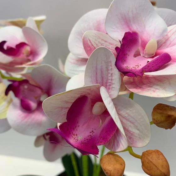 Arranjo com Orquídea Branca- vaso prateado - Nacional - Flores Artificiais  - Magazine Luiza