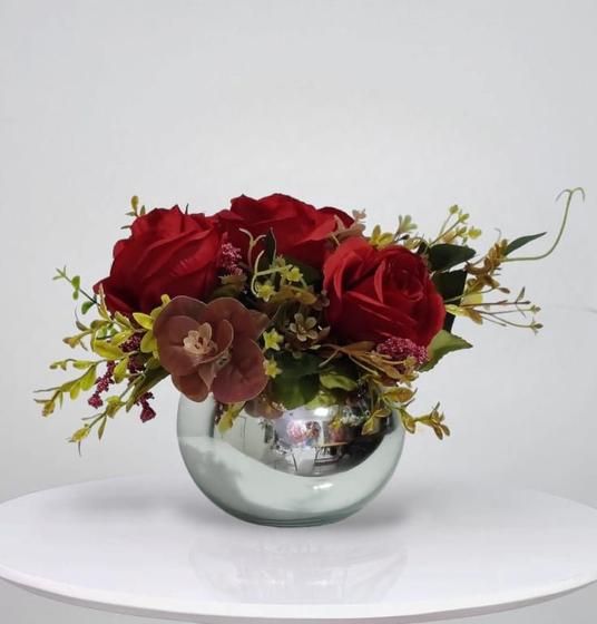 Imagem de Arranjo de flores rosas vermelhas artificiais no vaso prateado
