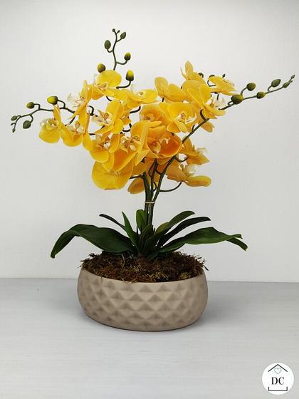 Arranjo de Orquídea Artificial Amarela com Vaso Marrom - DECOR CENTRO -  Flores de Natal - Magazine Luiza