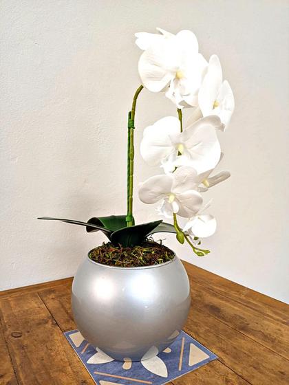 Imagem de Arranjo de Orquídea Artificial Branca em Aquário Cinza