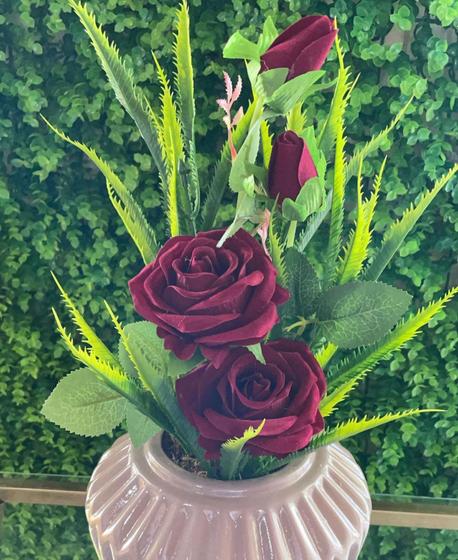 Arranjo de rosas Marsala com folhagens vaso de louça cor: grafite com  detalhes - C.P Importação - Flor e Planta Artificial - Magazine Luiza