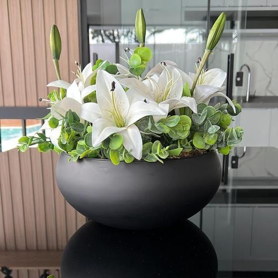 Arranjo Grande Centro de Mesa Lírio Branco Artificial Vaso Preto Menor preço em Arranjo Grande Centro de Mesa Lírio Branco Artificial Vaso Preto
