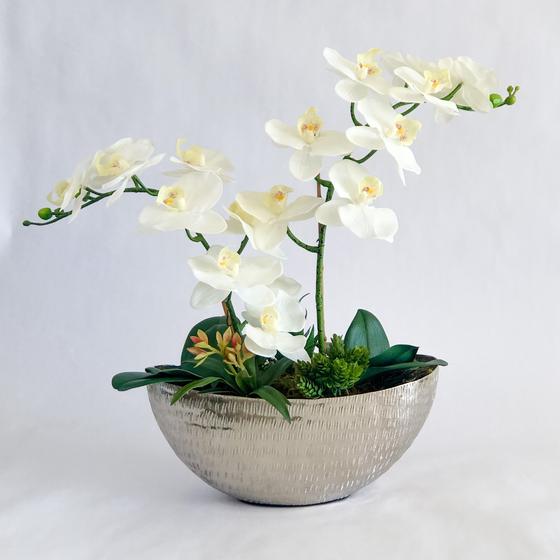 Arranjo Orquídea Branca Vaso Barca Prata Alumínio - VerdeArt - Flores  Artificiais - Magazine Luiza