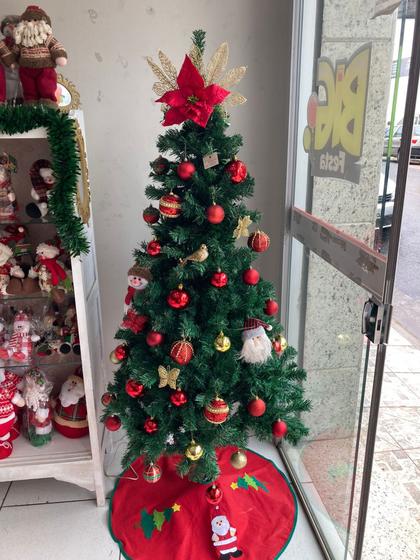 Árvore Natal decorada 1,80m - bolas, boneco pano, tapete e pisca - Magizi -  Árvore de Natal - Magazine Luiza