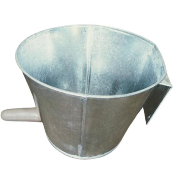 Imagem de Balde P/ Bezerro Com Bico Borracha e Garras Galvanizado 5 L