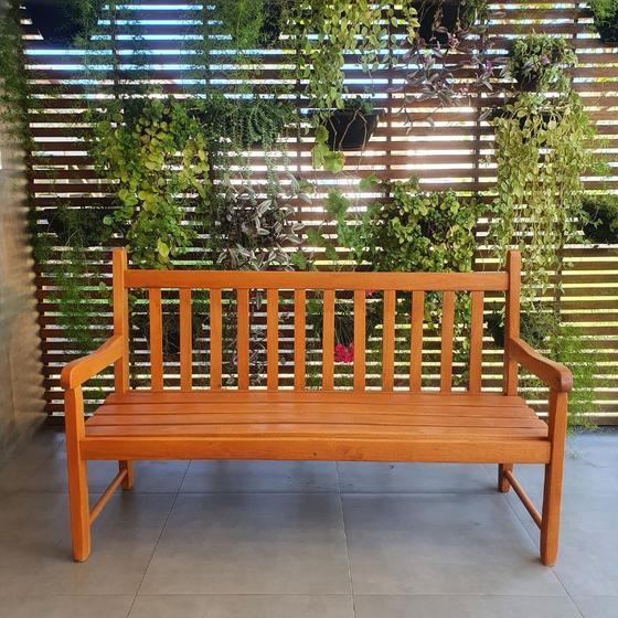 Banco de Jardim Namoradeira de Madeira 3 lugares Com Verniz Menor preço em Banco de Jardim Namoradeira de Madeira 3 lugares Com Verniz