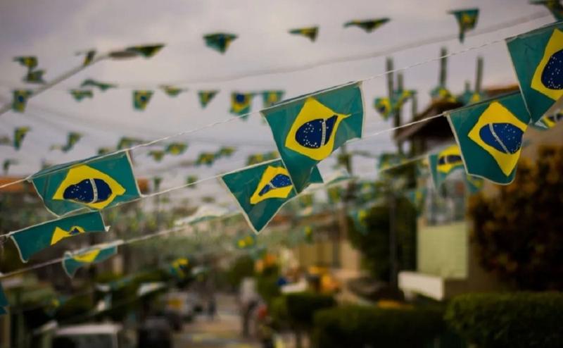 bandeirinha do Brasil cetim copa do mundo varal 4m, 12 bandeiras 14x21cm -  Lu - Bandeiras - Magazine Luiza