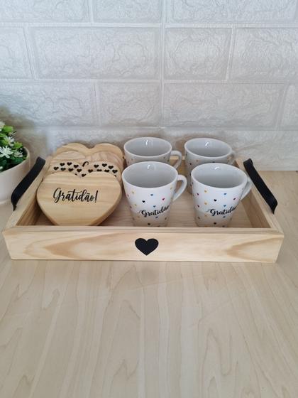 Bandeja com Jogo de 4 Xícaras de café em Porcelana Gratidão com Porta Xícaras Menor preço em Bandeja com Jogo de 4 Xícaras de café em Porcelana Gratidão com Porta Xícaras