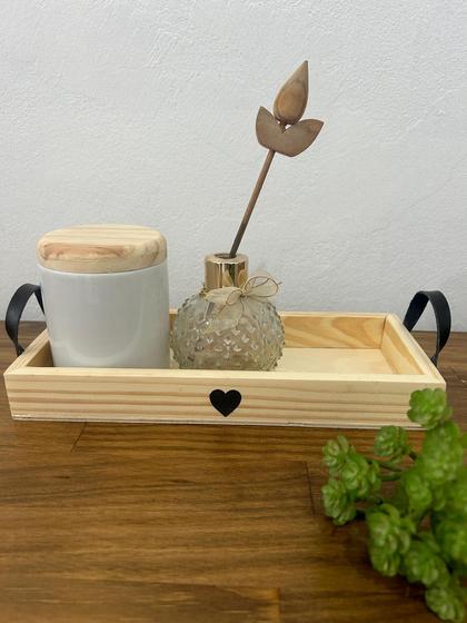 Imagem de Bandeja Decorativa com Alça em Couro, Bandeja de Madeira Pinus, Bandeja Slin P