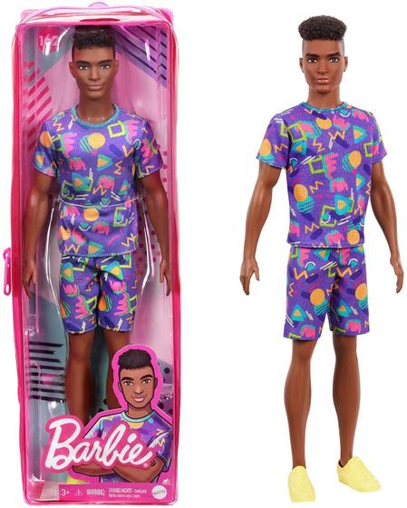 Imagem de Barbie Ken Fashionistas Boneca 162 com cabelo moreno enraizado vestindo top roxo gráfico, shorts &amp sapatos amarelos, brinquedo para crianças de 3 a 8 anos de idade