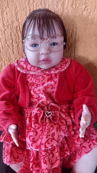 Imagem de Bebê reborn menina realista usando óculos