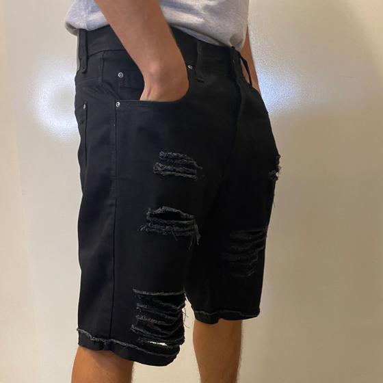 Imagem de Bermuda Masculina Jeans Preto com Detalhe de Rasgo e Barra Virada