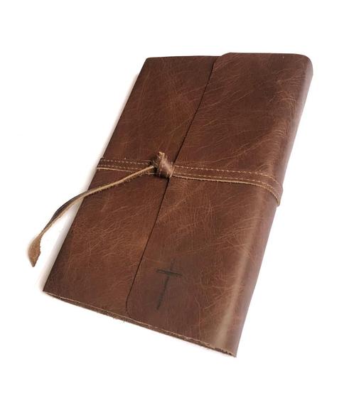 Imagem de Bíblia com capa de couro marrom estonado com amarração