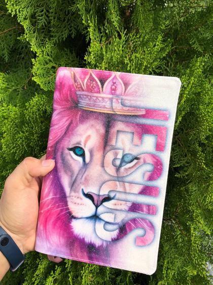 Imagem de Bíblia Glitter 100% Leão rosa JESUS pink com harpa e índice