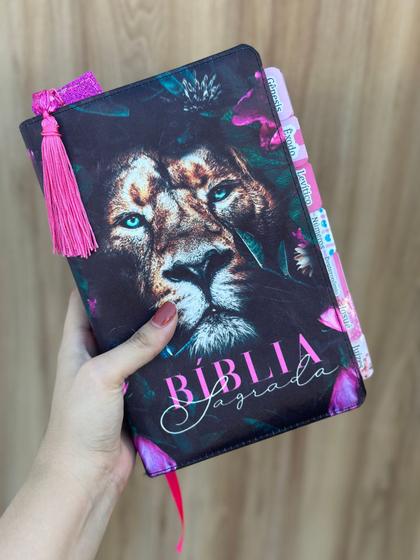 Imagem de Bíblia leão Dalila ARC com abas já coladas - com marca página glitter pink