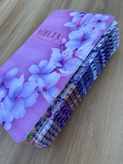 Imagem de Bíblia orquídeas lilás com abas adesivas coladas com harpa