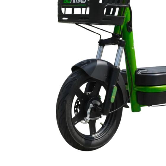 Roda dianteira e cesto de bicicleta elétrica verde com detalhes em preto