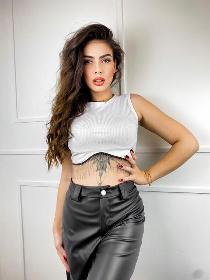 Imagem de Blusa Cropped canelada cavada detalhe franja metal moda gringa feminina.