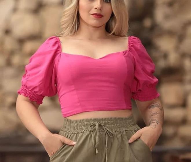 Imagem de Blusa Cropped feminina estilo manga princesa com decote nas costas