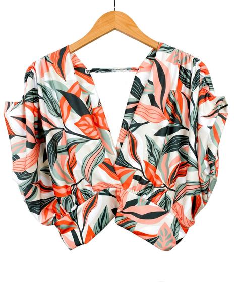 Imagem de Blusa Cropped plus size estampada manga borboleta elástico no ombro feminino. modelo