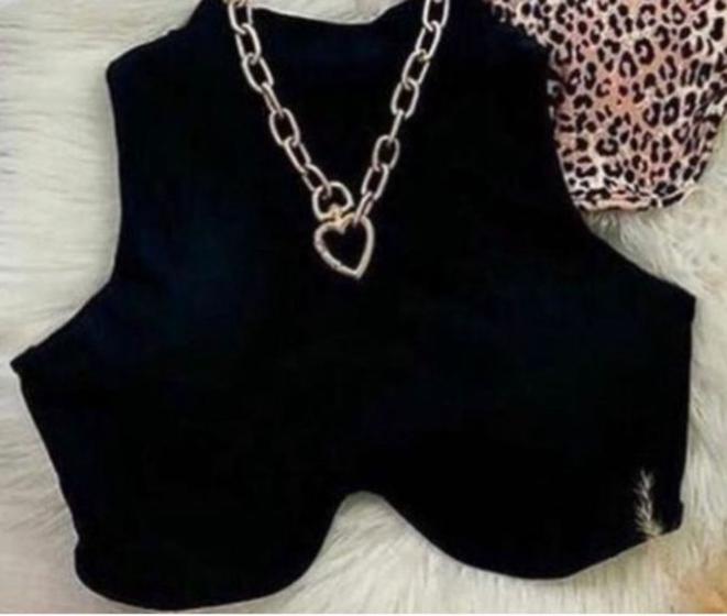 Imagem de blusa cropped poliéster gola alta cavada alinha seio feminino confortável