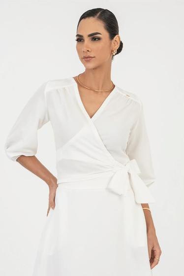 Imagem de Blusa Em Plano Off White Transpassada Com Amarração Via Tolentino