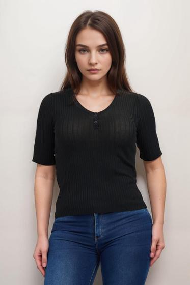 Imagem de Blusa Feminina Canelada com Detalhes em Botão - The Style Box