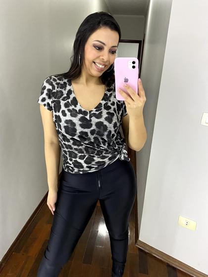 Imagem de Blusa feminina podrinha estampada onça preta animal print