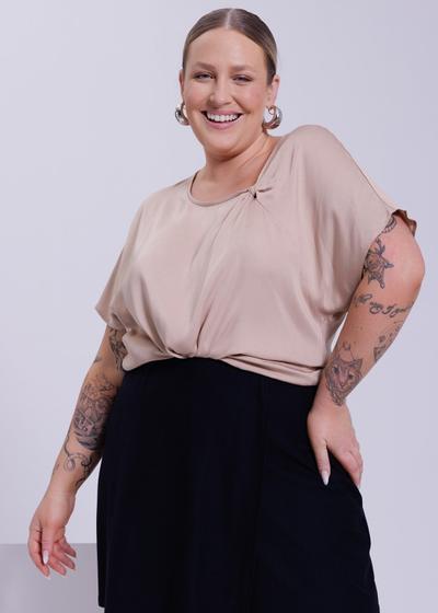 Imagem de Blusa viscose plus size com torção no decote