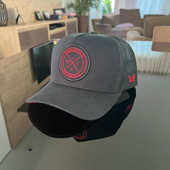 Imagem de Boné Vrt  Trucker Brim Preto Aba Inferior Vermelho