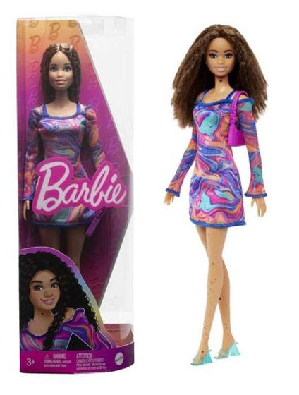 Imagem de Boneca Articulada Barbie Fashionistas 206 Vestido Tie Die Morena Com Sardas - Mattel - HJT03