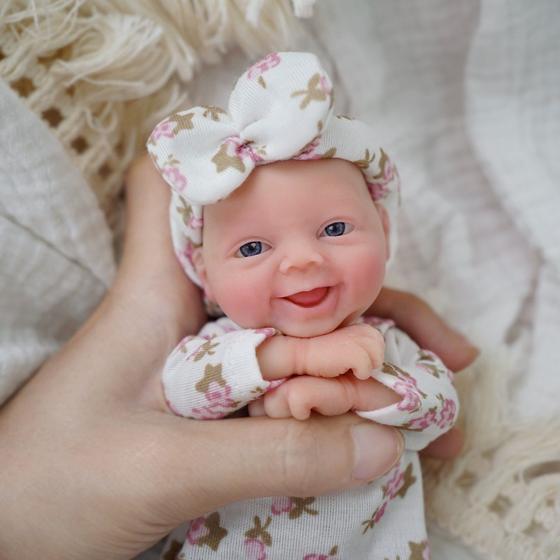Boneca Bebê Reborn Silicone Sólido 20cm Menina Olho Azul - Brastoy