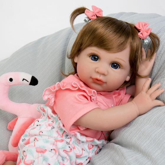 Imagem de Boneca Reborn Baby Girl Aori de 22 polegadas com conjunto de presente de brinquedo Flamingo