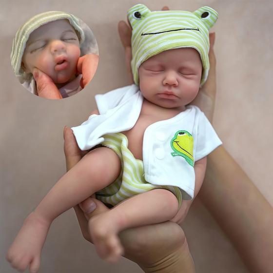 Imagem de Boneca Reborn OtardDolls - Silicone Corpo Inteiro 33cm com Conjunto