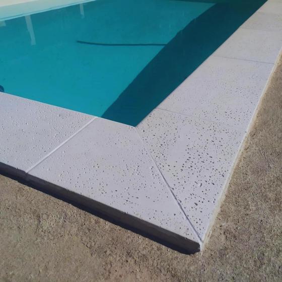 Borda Anti-derrapante Atérmico 50x20x1,5cm BRANCO - KIT C/50 - SALVATTORE Imagem de Borda Anti-derrapante Atérmico 50x20x1,5cm BRANCO - KIT C/50
