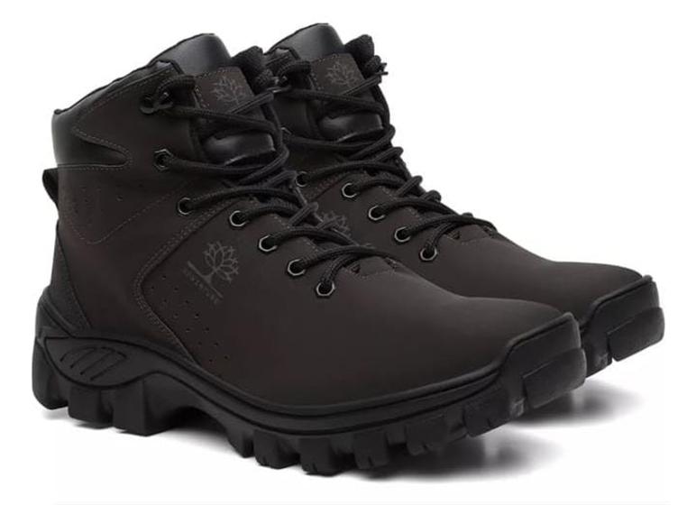 Imagem de bota adventure masculina casal