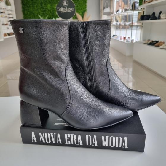 Imagem de Bota cano médio couro metalizado preto Bottero