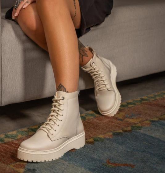 Bota coturno Feminino Off White Blogueira Menor preço em Bota coturno Feminino Off White Blogueira