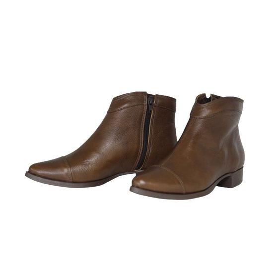 Imagem de Bota Feminina Bico Semi Fino Cano Curto Couro Salto 2,5 Cm Camel Spinelli