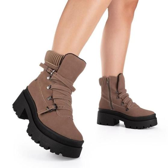 Imagem de Bota Feminina Tanara de  Cano Curto Marrom T8393