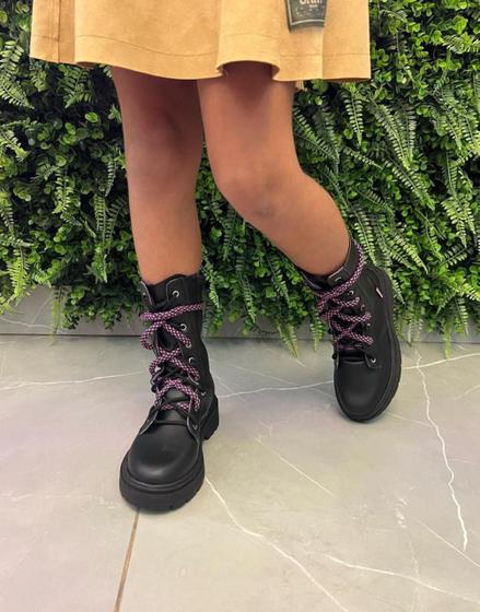 Bota Infantil Coturno Cano Médio Duda Cadarço Blogueirinha Menor preço em Bota Infantil Coturno Cano Médio Duda Cadarço Blogueirinha