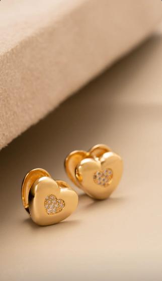 Imagem de Brinco 5mm de banho ouro 18 k cravação em  zircônias, clic formato de coração.
