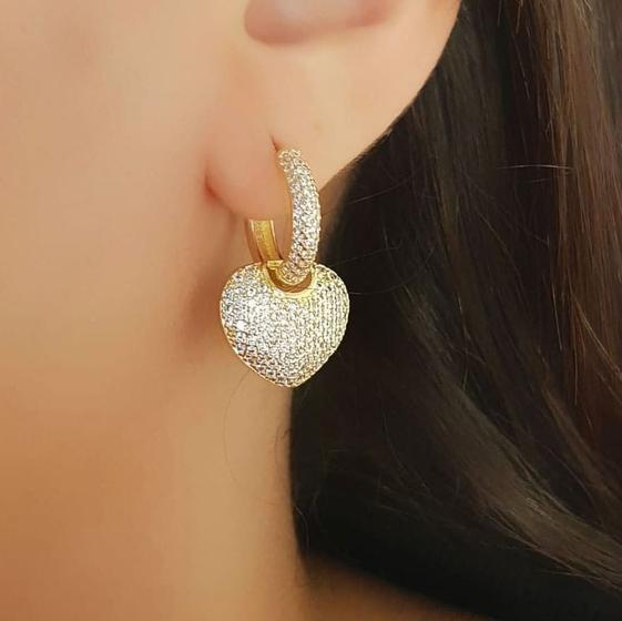 Imagem de Brinco Argola com Coração com Micro Zircônias Cristais Banhado a Ouro