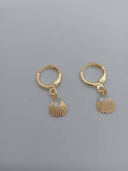 Imagem de Brinco argola com pendulo lat. com zirconia e tipo  marisco, banhado a ouro 18k.