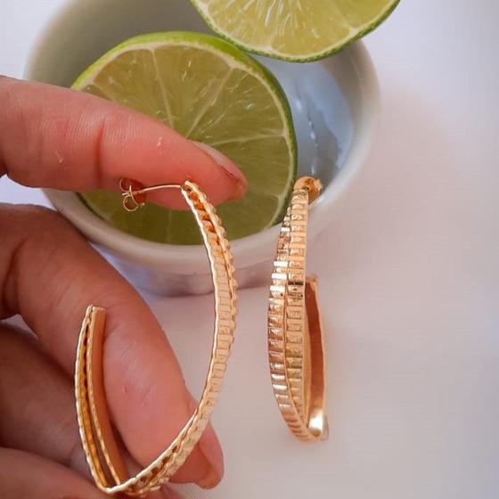 Imagem de Brinco Argola Encontro com tarraxa com detalhe risco banhado a  ouro 18k.