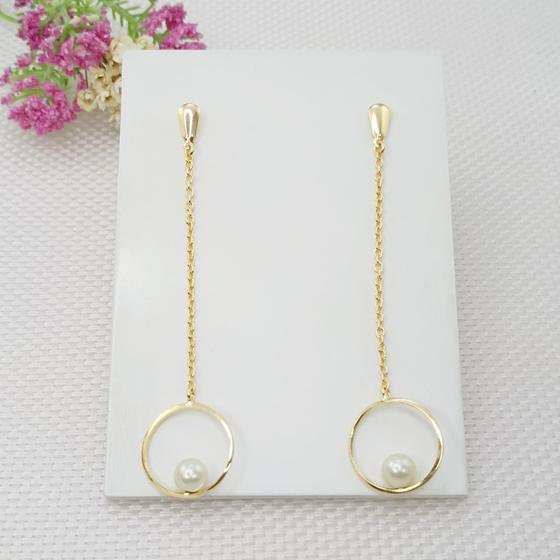 Imagem de Brinco Banhado A Ouro Com Corrente E Aro Liso Com Pérola Bijou Art 