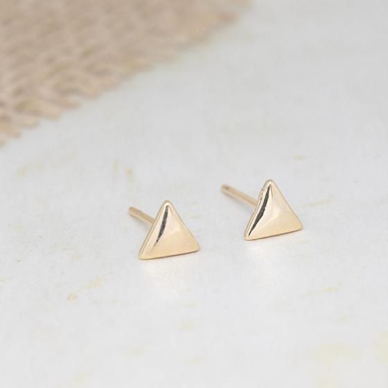 Imagem de Brinco Dália mini triângulo - folheado em ouro 18 k