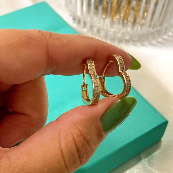 Imagem de Brinco de argola coração g cravejado zircônia cristal banhado a ouro 18k
